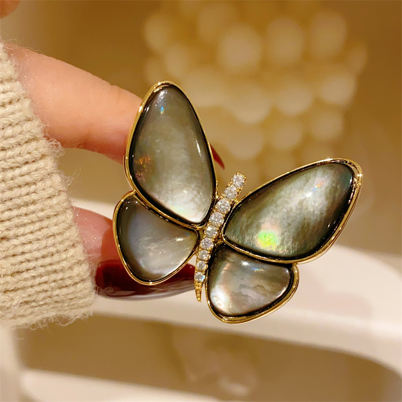 Women Jewelry Accessories For Black Dress - 蝶のブローチ女性のためのゴールドメッキファッションジュエリーブラックシェルファインドレスバックル服ピンエレガントなアクセサリーパーティーギフト