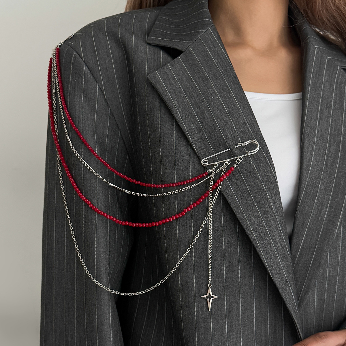 Women Jewelry Accessories For Black Dress - インスタイル黒赤ビーズタッセルチェーンブローチユニセックス男性女性ファッション胸ピンジュエリーアクセサリースーツドレスパーティーギフト