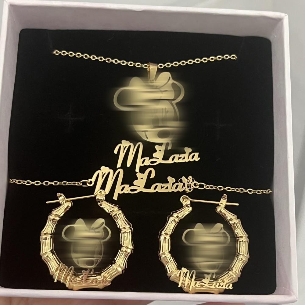 Women Accessories Gift Set - 子供のためのパーソナライズされた文字のジュエリーセット,漫画のペンダント,ネックレス,ゴールドチェーン,ブレスレット,竹のイヤリング,子供へのギフト