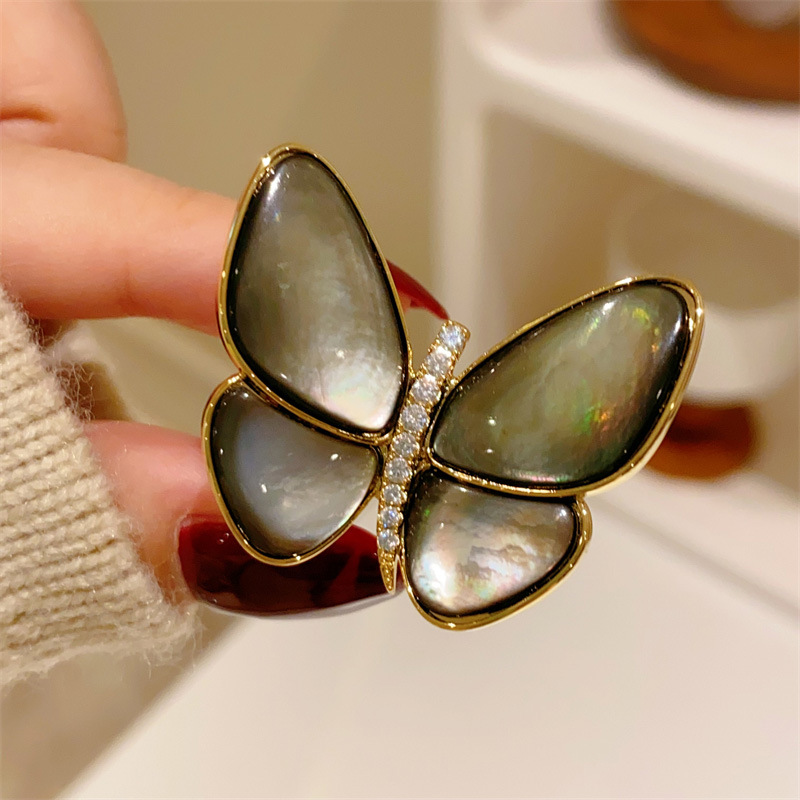 蝶のブローチ女性のためのゴールドメッキファッションジュエリー - Women Jewelry Accessories For Black Dress のレビューと価格