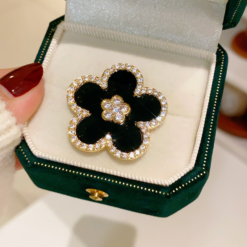 黒の花のブローチ女性のためのゴールドメッキパーティージュエリ - Women Jewelry Accessories For Black Dress のレビューと価格
