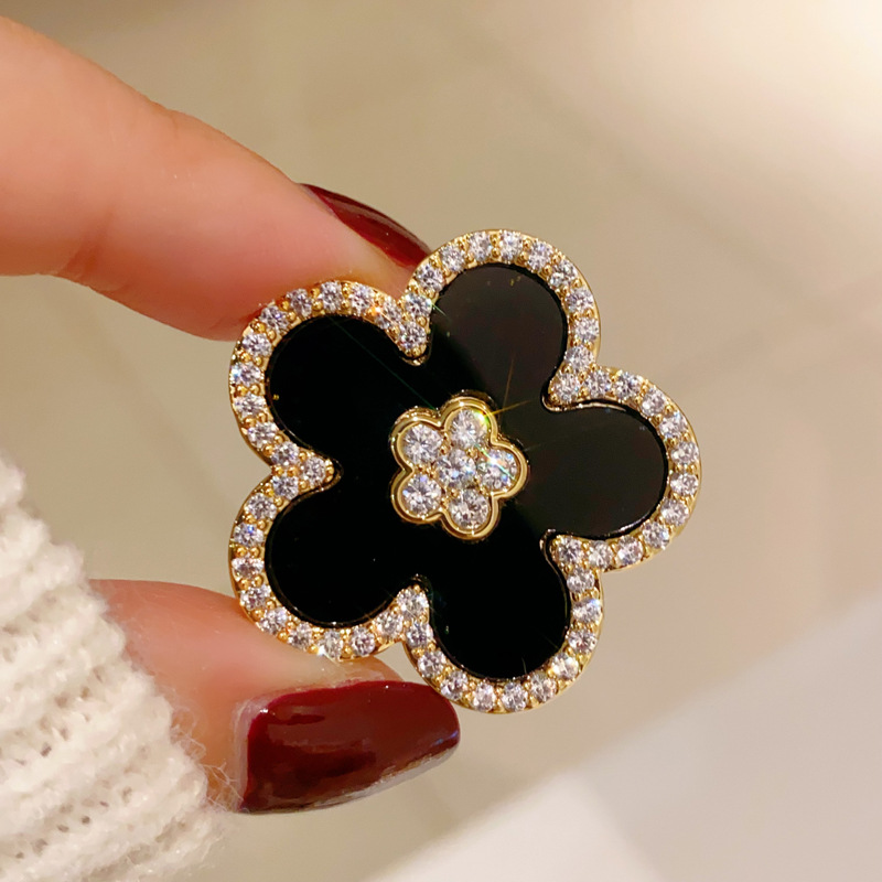 黒の花のブローチ女性のためのゴールドメッキパーティージュエリ - Women Jewelry Accessories For Black Dress のレビューと価格